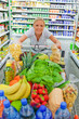 Frau mit Einkaufswagen im Supermarkt