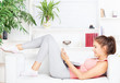 Foto: happy woman with laptop lying on the sofa happy woman with laptop lying on the sofa