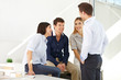 Lachendes Team beim Meeting