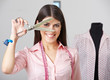 Modedesignerin mit Schneiderschere