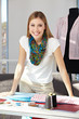 Lachende Modedesignerin im Atelier