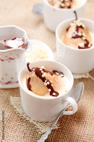 Photo: Birne an Vanillecreme Schokososse und Nüssen Birne an Vanillecreme Schokososse und Nüssen
