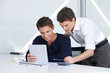 Architekten schauen auf Tablet Computer