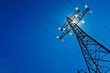 Strommast mit Sonne und Himmel