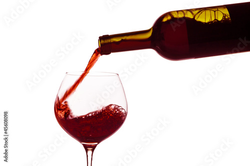 Photo: Rotwein wird in ein Weinglas eingegossen Rotwein wird in ein Weinglas eingegossen
