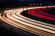Autos auf Autobahn bei Nacht