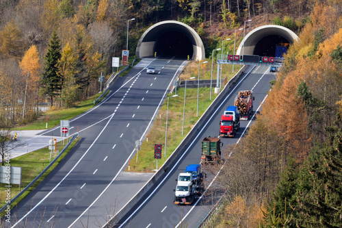 Photo: Autobahn mit Tunnel Autobahn mit Tunnel