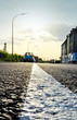Straßenmarkierung mit Autos im Gegenlicht