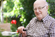 Senior im Garten