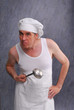Cocinero sujetando una cuchara,cocinero molesto.