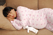 Mujer embarazada descansando esperando el nacimiento.