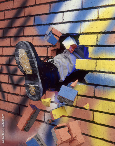 Photo: Pateando y rompiendo un muro de ladrillos. Pateando y rompiendo un muro de ladrillos.