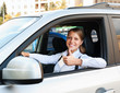 Foto: woman sitting in car and showing thumbs up woman sitting in car and showing thumbs up
