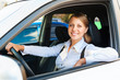 Foto: woman sitting in the car and smiling woman sitting in the car and smiling