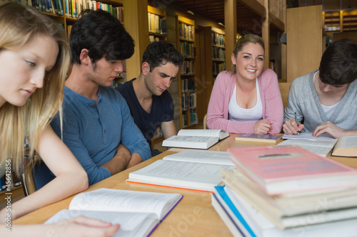 Photo: Students in the library studying together Students in the library studying together