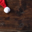 Weihnachtsmütze auf Holz