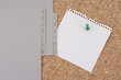 separadores con letras y papel blanco