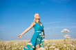Foto: beautiful woman walking on flower field beautiful woman walking on flower field