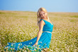 Foto: beautiful woman wearing blue dress on a field beautiful woman wearing blue dress on a field