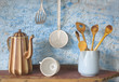 Foto: Vintage kitchen utensils, spatulas,enamel coffee can,skimmer, ch Vintage kitchen utensils, spatulas,enamel coffee can,skimmer, ch