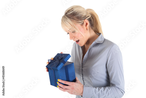Photo: Frau mit Geschenk Frau mit Geschenk