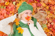 blonde frau im herbst mit roten blättern