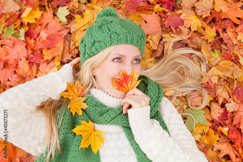 Photo: blonde frau im herbst mit roten blättern blonde frau im herbst mit roten blättern