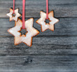 Rustikale X-Mas-Sterne auf Holzwand