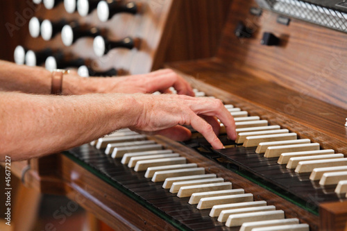 Photo: Orgel spielen Orgel spielen