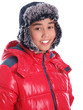junge trägt steppjacke und mütze mit ohrenklappe