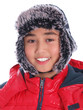 junge trägt steppjacke und mütze mit ohrenklappe