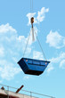 Ein Container am Kranhaken