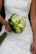 Brautstraus vor Brautkleid