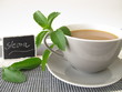 Milchkaffee mit Stevia und beschrifteter Tafel