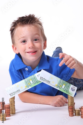 Photo: Kind mit seinen Ersparnissen Kind mit seinen Ersparnissen