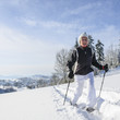 ältere Frau beim Wandern im Schnee