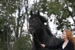 junge frau mit trakehner hengst