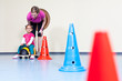 Kind in Turnhalle