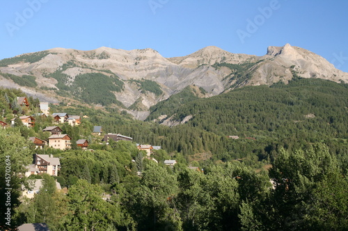 Photo: Allos dominée par la Roche Cline (alt 2415 m) Allos dominée par la Roche Cline (alt 2415 m)