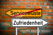 Wegweiser mit Servicewüste und Zufriedenheit