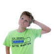 Junge mit T-Shirt: Ich denke... bitte warten