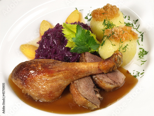 Photo: Gans mit Rotkohl und Knödel Gans mit Rotkohl und Knödel