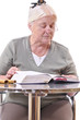 Seniorin beim lesen