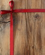 rote Schleife auf Holz