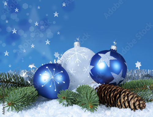 Photo: Blau-weiß-silber Weihnachtsdeko mit Sternen Blau-weiß-silber Weihnachtsdeko mit Sternen