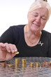 Seniorin mit Geld