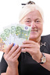Seniorin mit Geld