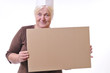 Seniorin mit Schild