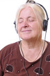 Seniorin mit Kopfhörer