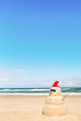 Foto: Snowman Made Out Of Sand With Santa Hat Snowman Made Out Of Sand With Santa Hat